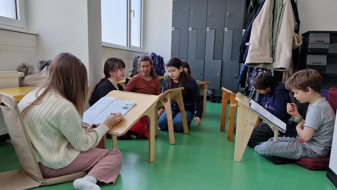 Eigentlich Umkleideraum, in diesem Fall ein Klassenzimmer: Eine Gruppe der Kreativwerkstatt mit einer Mitarbeiterin des fünfköpfigen Lernbegleiter-Teams beim Deutschunterricht. Eigentlich Umkleideraum, in diesem Fall ein Klassenzimmer: Eine Gruppe der Kreativwerkstatt mit einer Mitarbeiterin des fünfköpfigen Lernbegleiter-Teams beim Deutschunterricht.