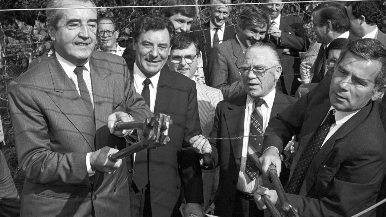 Der österreichische Außenminister Alois Mock und sein ungarischer Amtskollege Gyula Horn durchtrennen den Eisernen Vorhang. Foto: Robert Jäger, 27. Juni 1989. Der österreichische Außenminister Alois Mock und sein ungarischer Amtskollege Gyula Horn durchtrennen den Eisernen Vorhang. Foto: Robert Jäger, 27. Juni 1989.