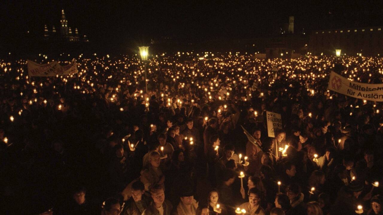 Lichtermeer auf dem Heldenplatz. Foto: Harald Schneider, 23. Jänner 1993. Lichtermeer auf dem Heldenplatz. Foto: Harald Schneider, 23. Jänner 1993.