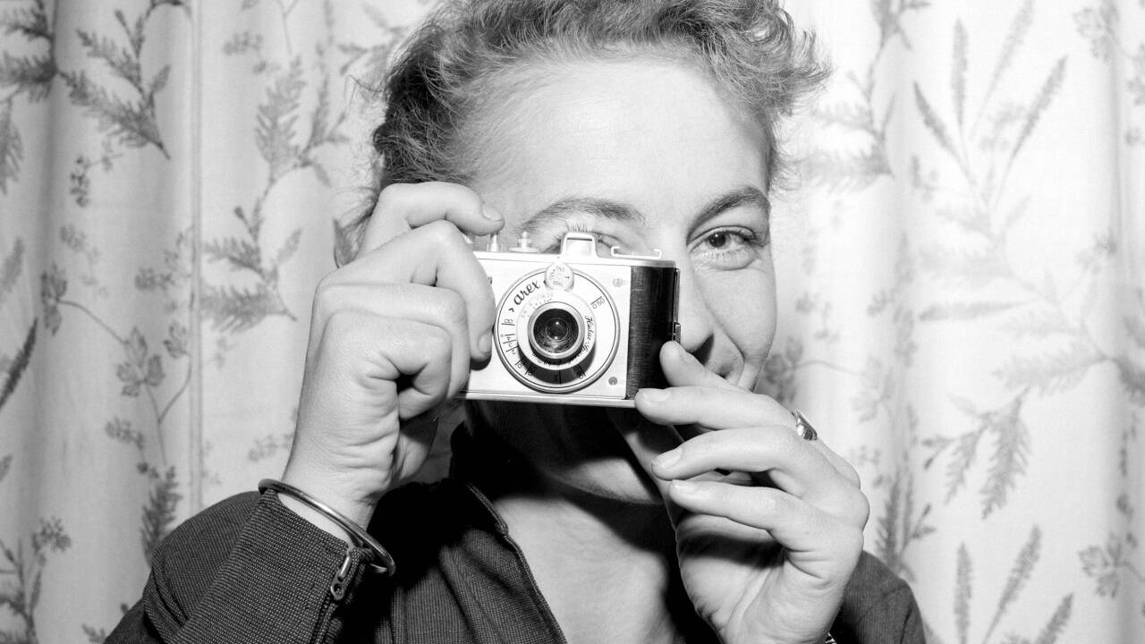 Die vom Wiener Johann Schwarzbauer konstruierte „Arex“-Kamera. Foto: USIS, 1954. Die vom Wiener Johann Schwarzbauer konstruierte „Arex“-Kamera. Foto: USIS, 1954.