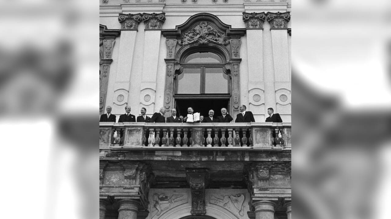 Österreichs Außenminister Leopold Figl zeigt den österreichischen Staatsvertrag<br />am Balkon des Belvedere. Foto: Erich Lessing, 15. Mai 1955. Österreichs Außenminister Leopold Figl zeigt den österreichischen Staatsvertrag<br />am Balkon des Belvedere. Foto: Erich Lessing, 15. Mai 1955.
