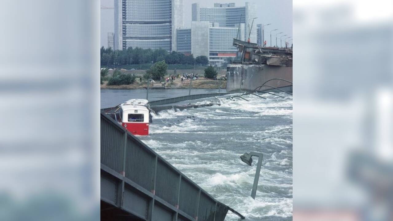 Einsturz der Reichsbrücke. Foto: Walter Wobrazek, 1. August 1976. Einsturz der Reichsbrücke. Foto: Walter Wobrazek, 1. August 1976.