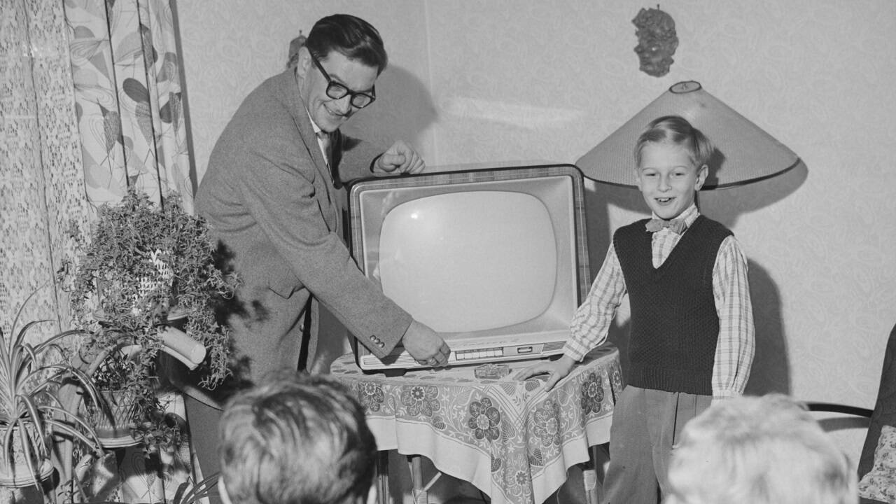 Das neue Fernsehgerät wird der Familie<br />präsentiert. Foto: F. W. Scheidl, 1959. Das neue Fernsehgerät wird der Familie<br />präsentiert. Foto: F. W. Scheidl, 1959.