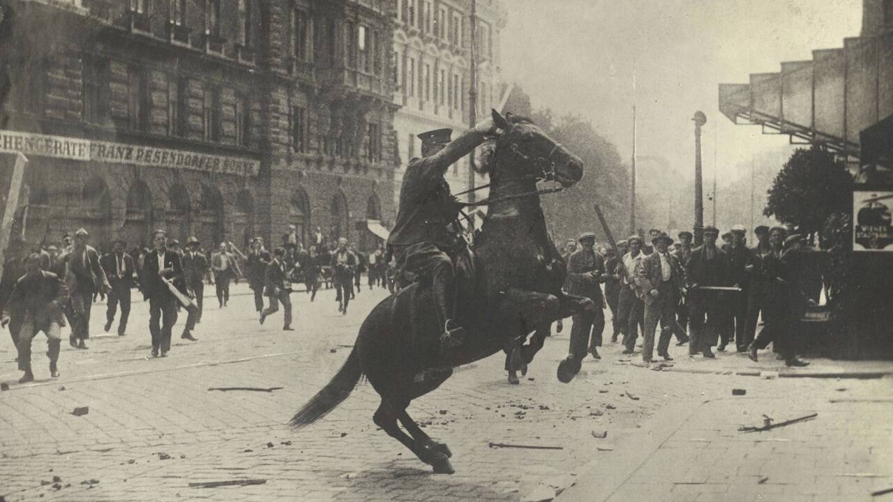 Berittene Polizei beim Justizpalastbrand 1927, unbekannter Fotograf, 15. Juli 1927. Berittene Polizei beim Justizpalastbrand 1927, unbekannter Fotograf, 15. Juli 1927.