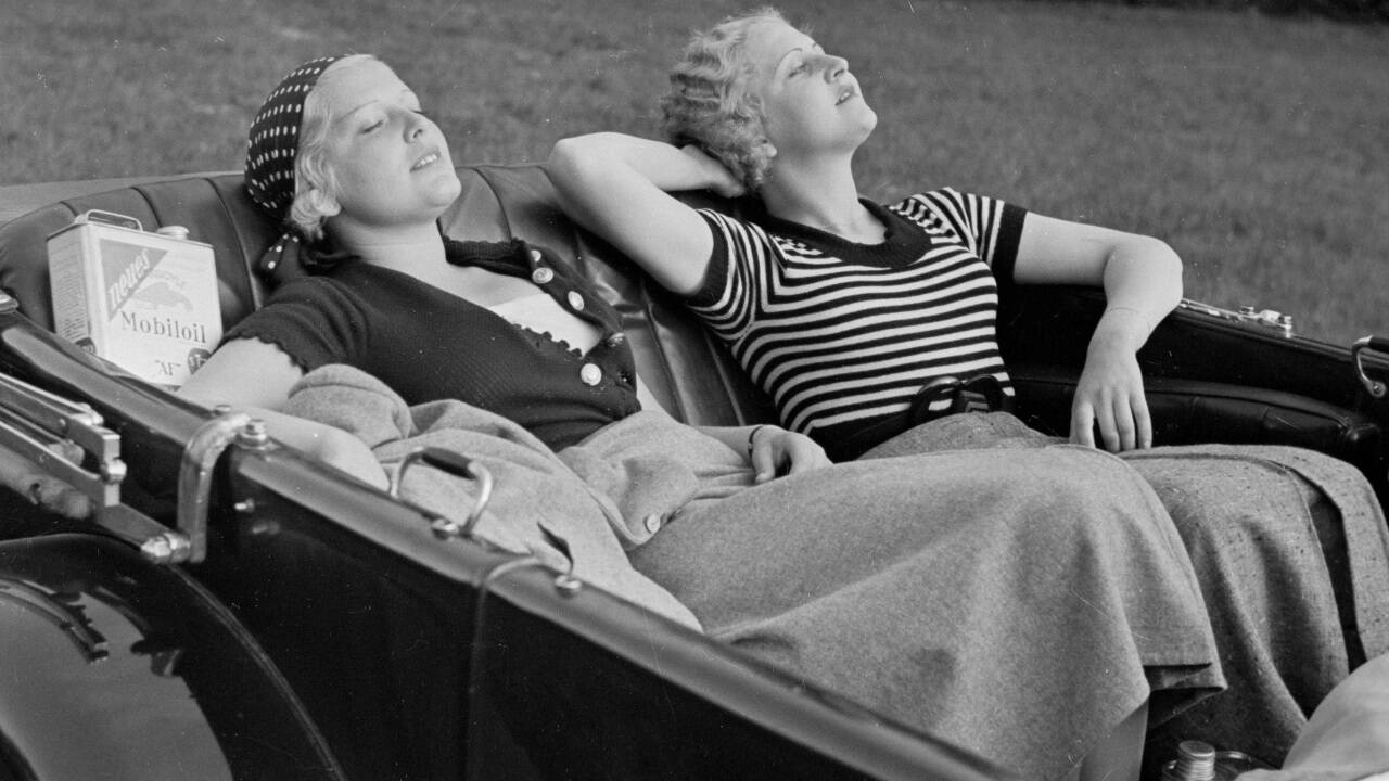 Zwei Damen sonnen sich im Cabrio. Foto: Lothar Rübelt, 1934. Zwei Damen sonnen sich im Cabrio. Foto: Lothar Rübelt, 1934.