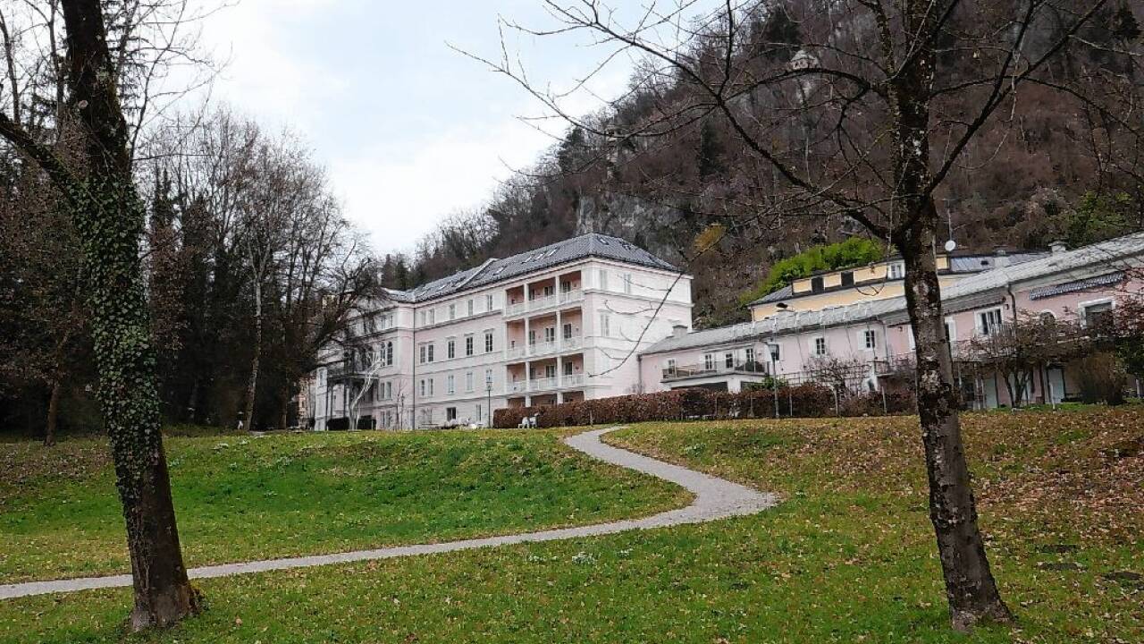 Blick aus dem Park auf Schloss Arenberg.  