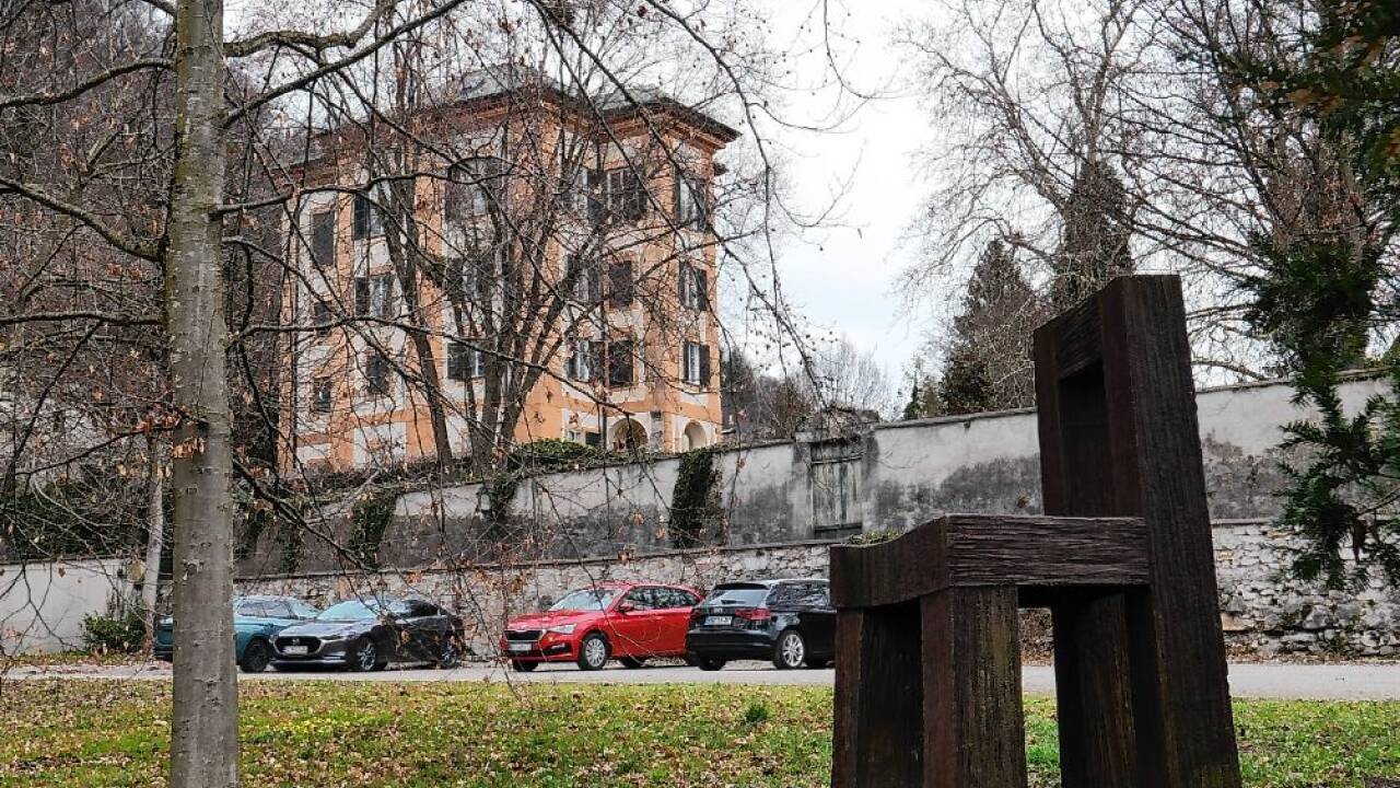 Der Würth-Stuhl im Arenbergpark, im Hintergrund das benachbarte Schloss Elsenheim.  