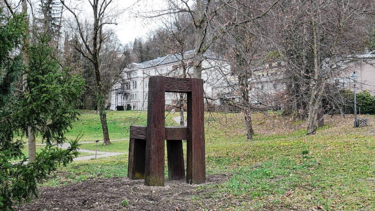 Der Würth-Stuhl, im Hintergrund Schloss Arenberg.  