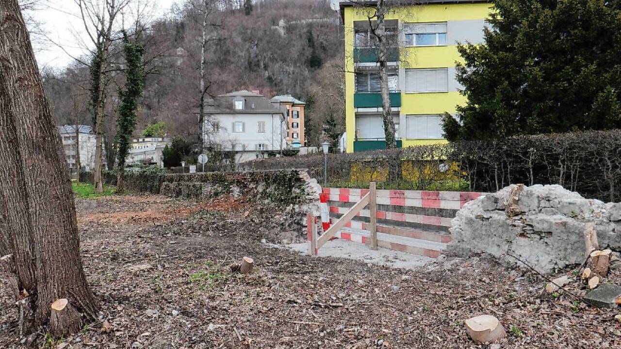 In der Mauer wird eine neue Zufahrt geschaffen.  