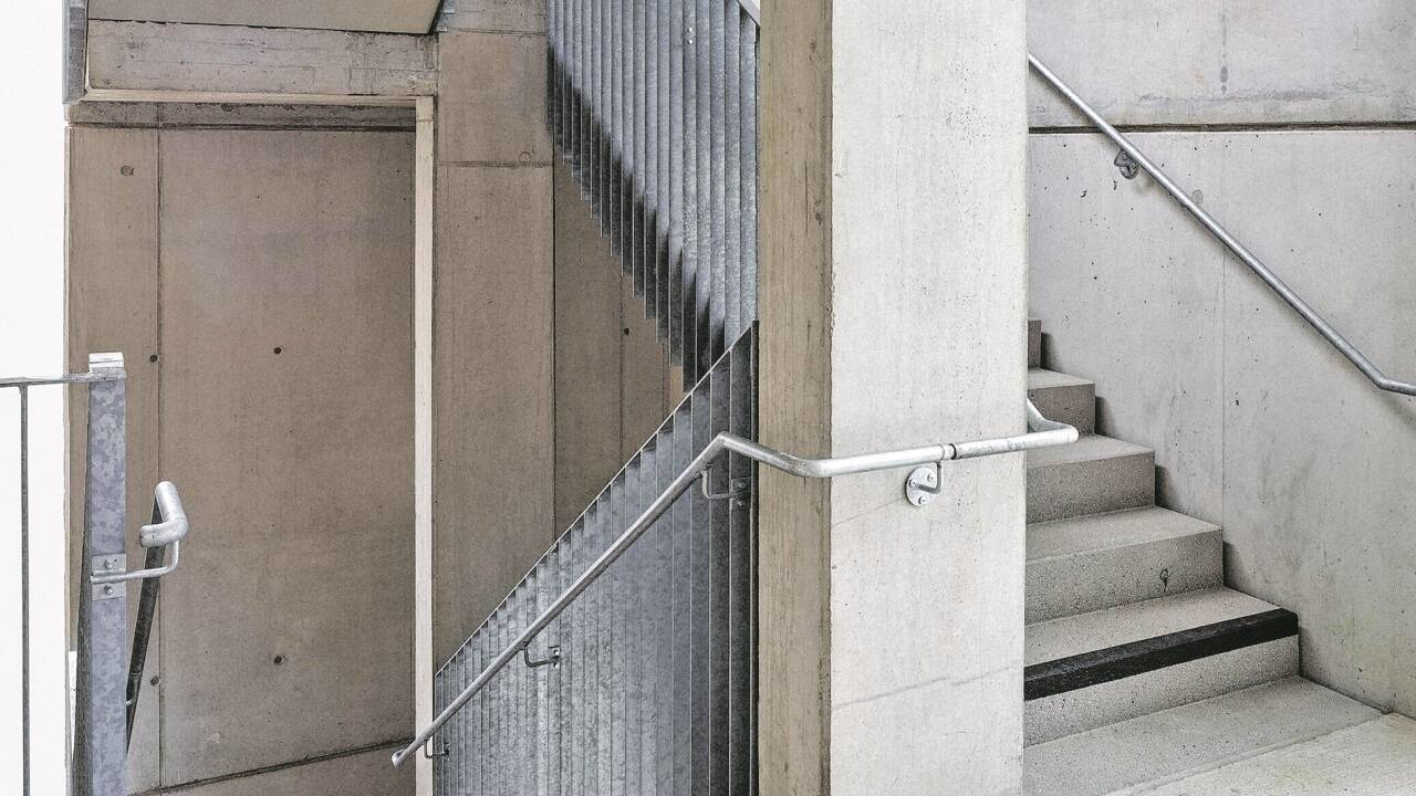 Das Stiegenhaus wurde als Stahlbetonbau vor das Bestandsgebäude gestellt. 
