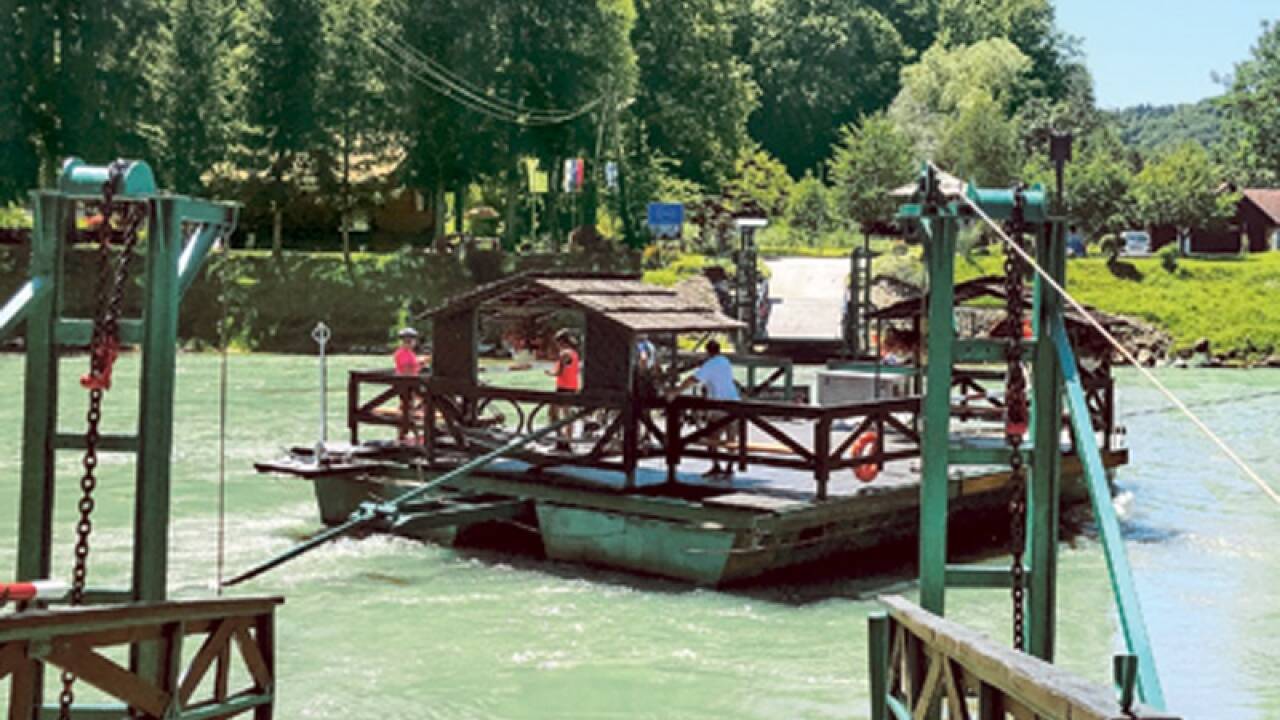 Über die Mur geht’s per Fähre und auch per Brücke.  
