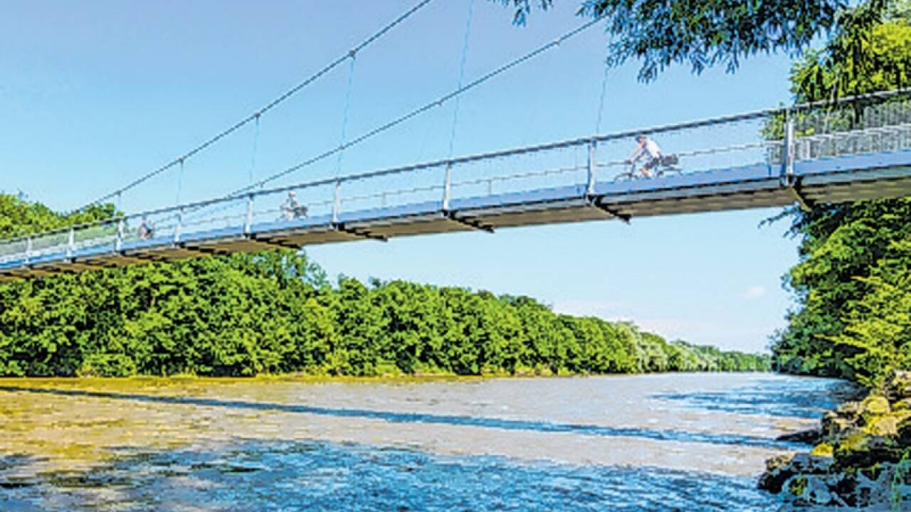 Über die Mur geht’s per Fähre und auch per Brücke.  
