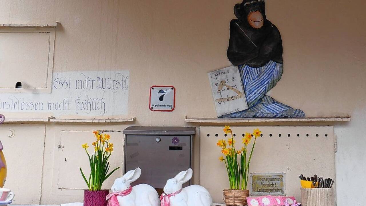 Die Osterhasen haben auf dem Serviertisch auch schon Aufstellung genommen.  