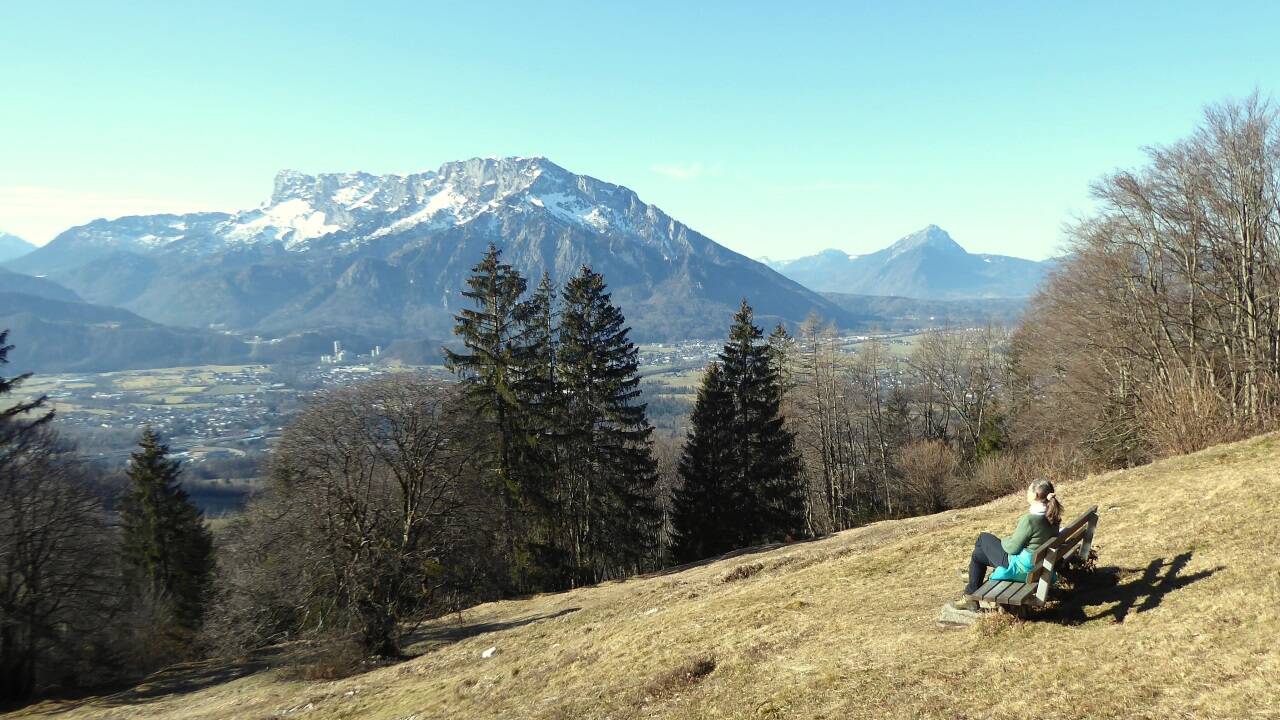 Ein stiller Sonnenplatz mit Blick auf Untersberg und Hochstaufen (rechts). 