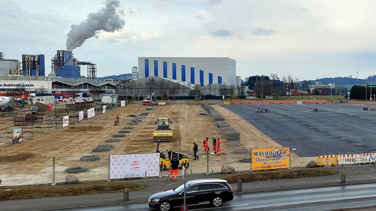 Der Parkplatz beim Stadion in Wals-Siezenheim erhält eine PV-Anlage auf 1,7 Hektar. Wo vorher eine Schotterrasenfläche war, kommt Asphalt.  