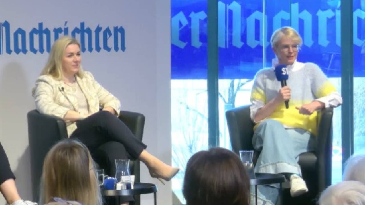  Marketing-Chefin bei DM, Petra Gruber, und die Gynäkologin Maria Trattner beim Live-Podcast im SN-Saal.  