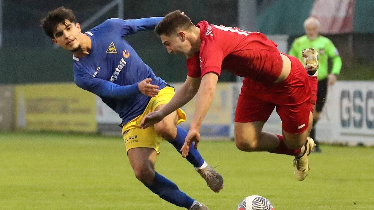 Adrian Sulejman (links) und der SAK kämpfen gegen den Abstieg aus der Salzburger Liga. 