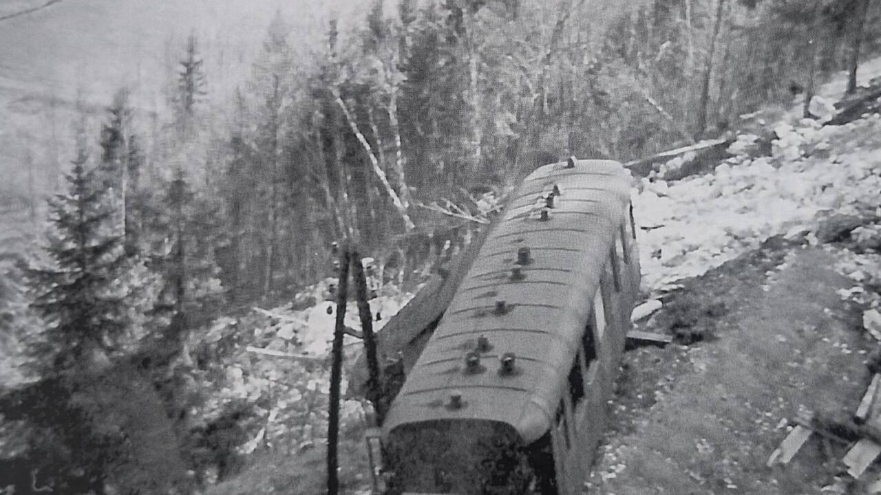 In der Nacht von 21. auf 22. März stürzte die Lok 6 der Ischlerbahn nach dem Scharflingtunnel in St. Lorenz am Mondsee ab. Zwei Menschen kamen ums Leben. 