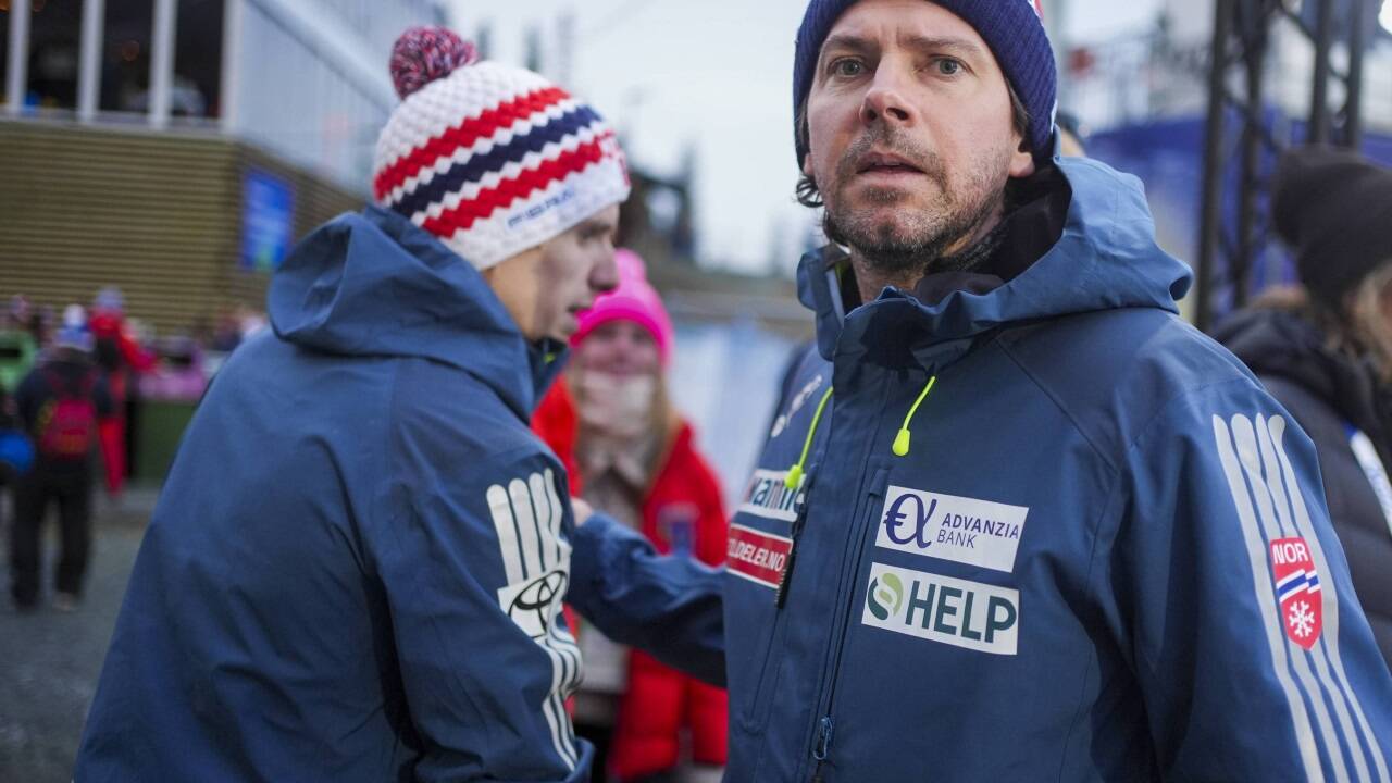 Springer Marius Lindvik und sein Trainer Magnus Brevig bei der WM in Trondheim.  