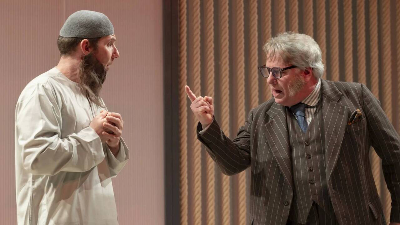 Bilder zur Inszenierung von „Der Bart“ am Schauspielhaus Salzburg 