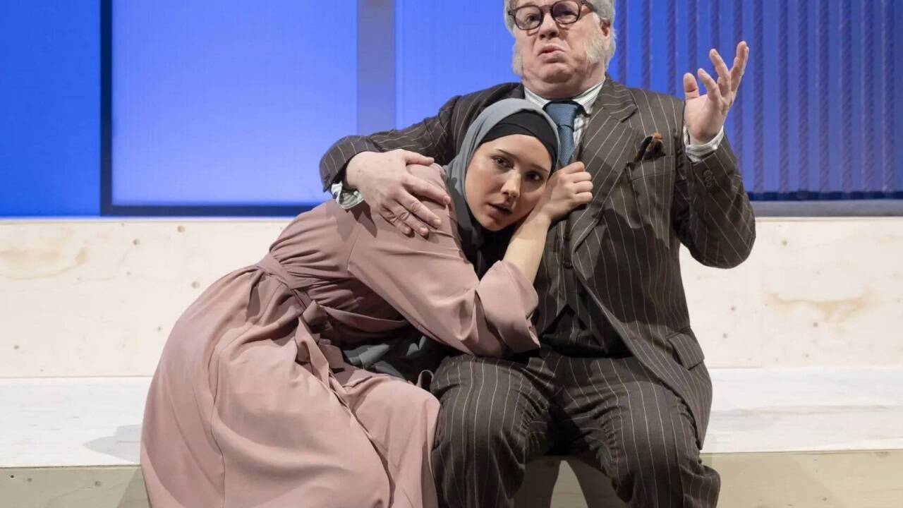 Bilder zur Inszenierung von „Der Bart“ am Schauspielhaus Salzburg 
