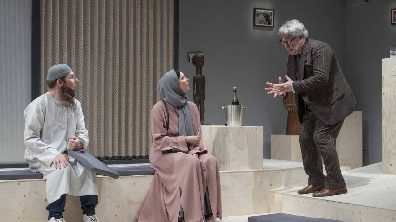 Bilder zur Inszenierung von „Der Bart“ am Schauspielhaus Salzburg 