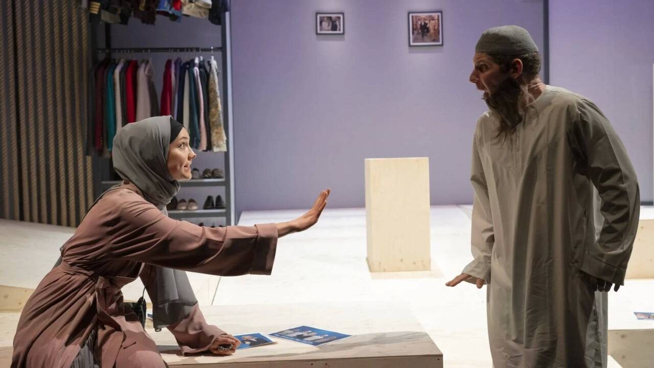Bilder zur Inszenierung von „Der Bart“ am Schauspielhaus Salzburg 
