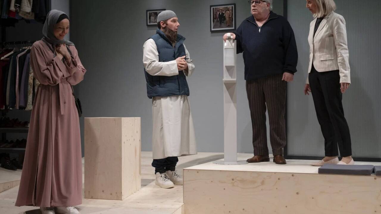 Bilder zur Inszenierung von „Der Bart“ am Schauspielhaus Salzburg 