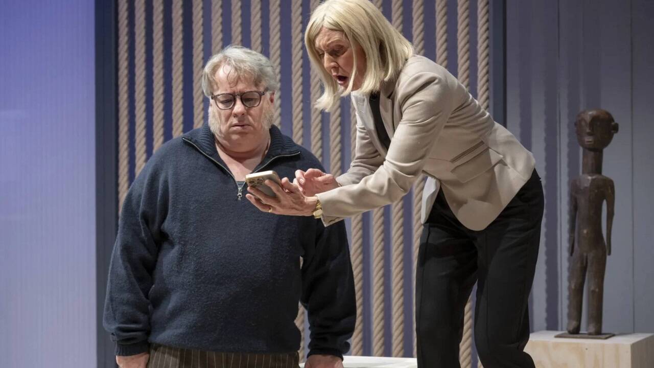 Bilder zur Inszenierung von „Der Bart“ am Schauspielhaus Salzburg 