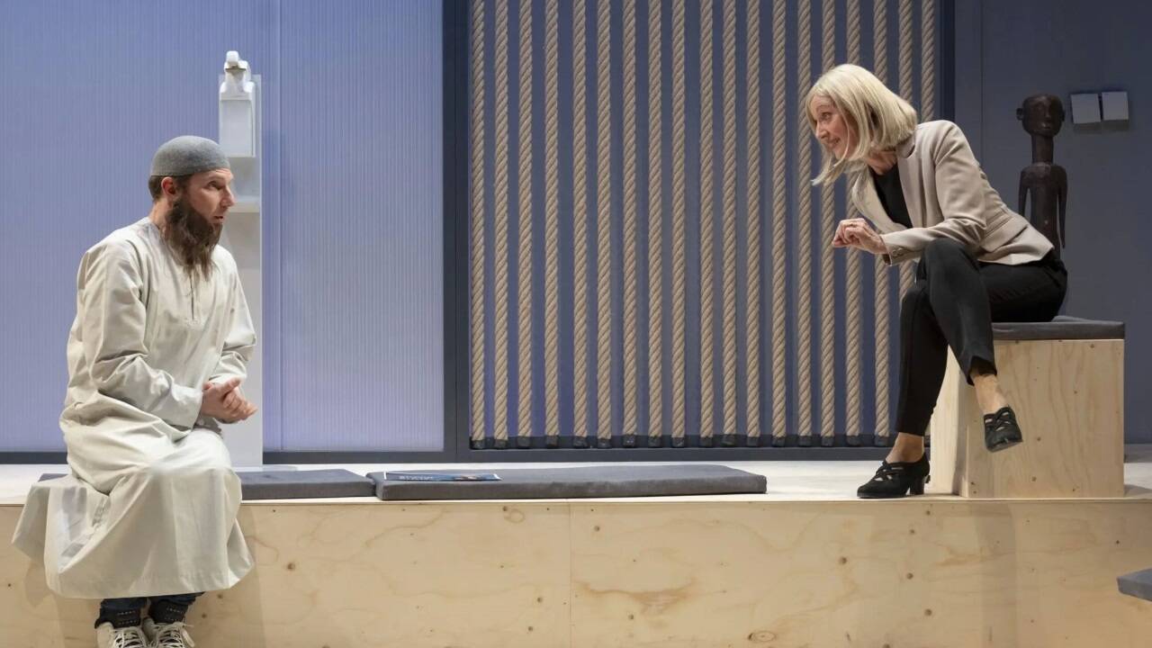 Bilder zur Inszenierung von „Der Bart“ am Schauspielhaus Salzburg 