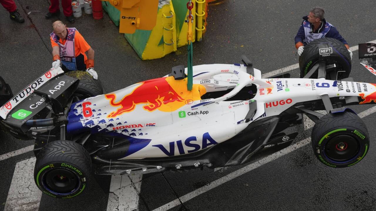 Der Bolide von Isack Hadjar musste geborgen werden.  