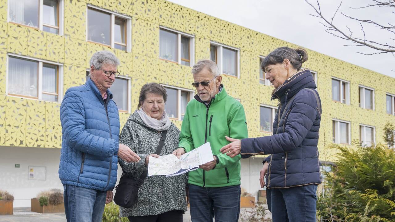 Anschließend an das Seniorenwohnhaus in Seekirchen möchten Gerhard Lachnit, Monika Sauer, Anton Wintersteller und Brigitte Maier (von links) ein Projekt für eine Senioren-Wohngemeinschaft verwirklichen.  