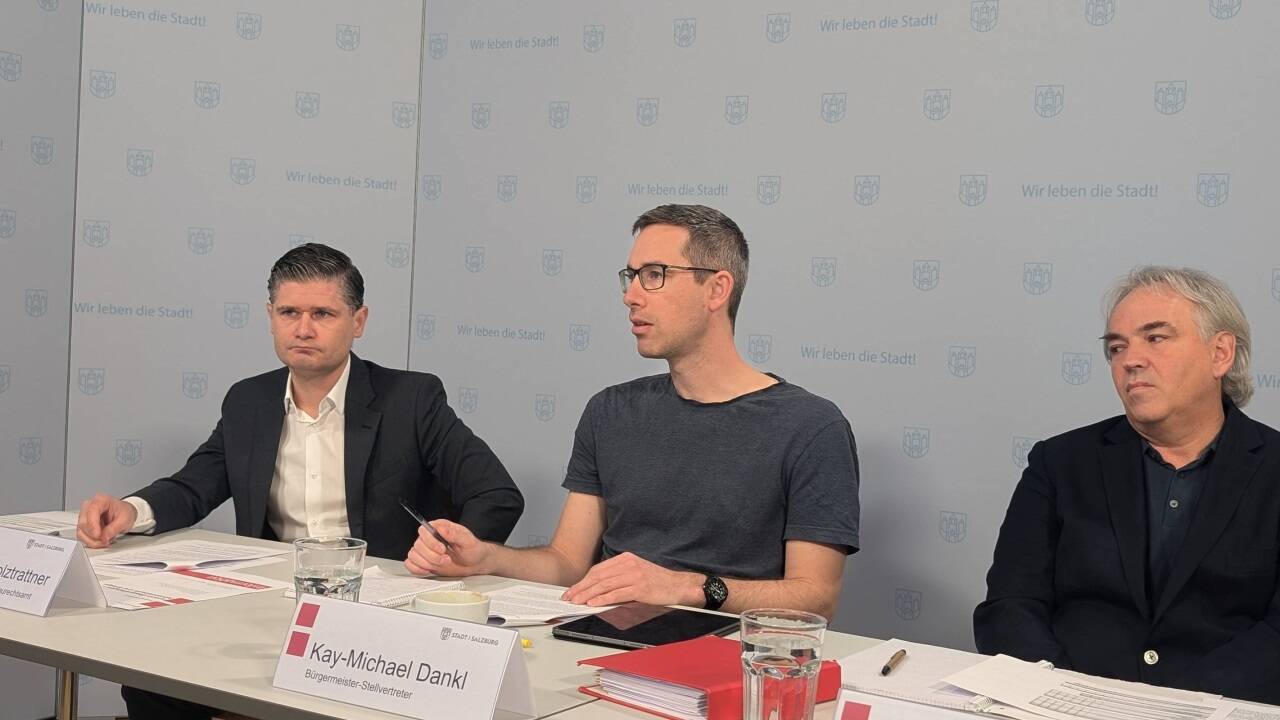 Johannes Holztrattner, Leiter der Dienststelle zur Airbnb-Kontrolle, Vizebgm. Kay-Michael Dankl und Alexander Würfl vom Baurechtsamt.  
