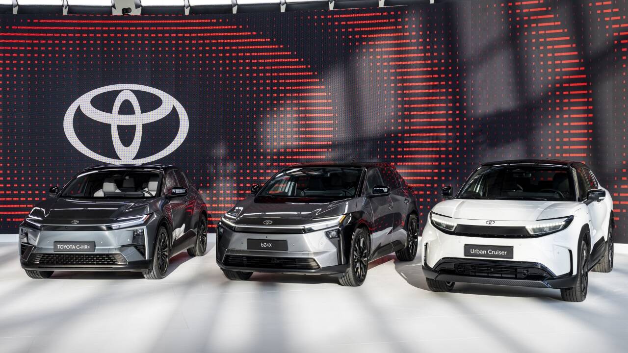 Das neue Elektrotrio von Toyota, von links: C-HR+, bZ4X und Urban Cruiser.  