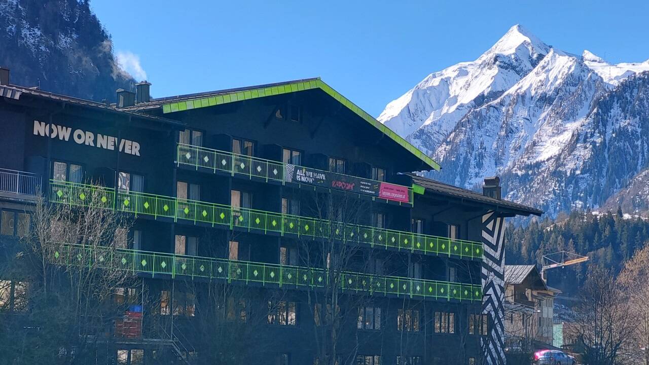 Die Fassade des Hotel Kapoom polarisiert. Auch die Nachbarn sind nicht alle begeistert.  