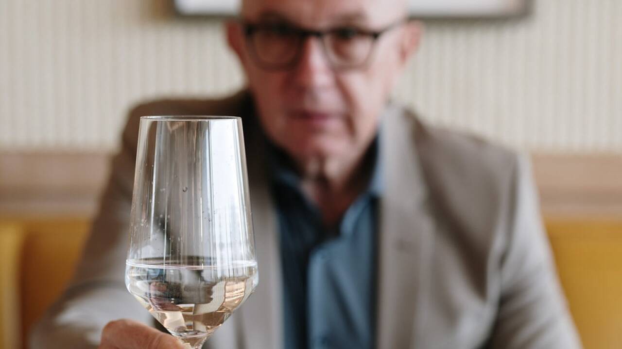 ... dreht sich sein Leben um Wasser – Mascha ist einer der führenden Wassersommeliers in den USA. Auch einen Wasserabfüller aus Salzburg hat er schon beraten. 