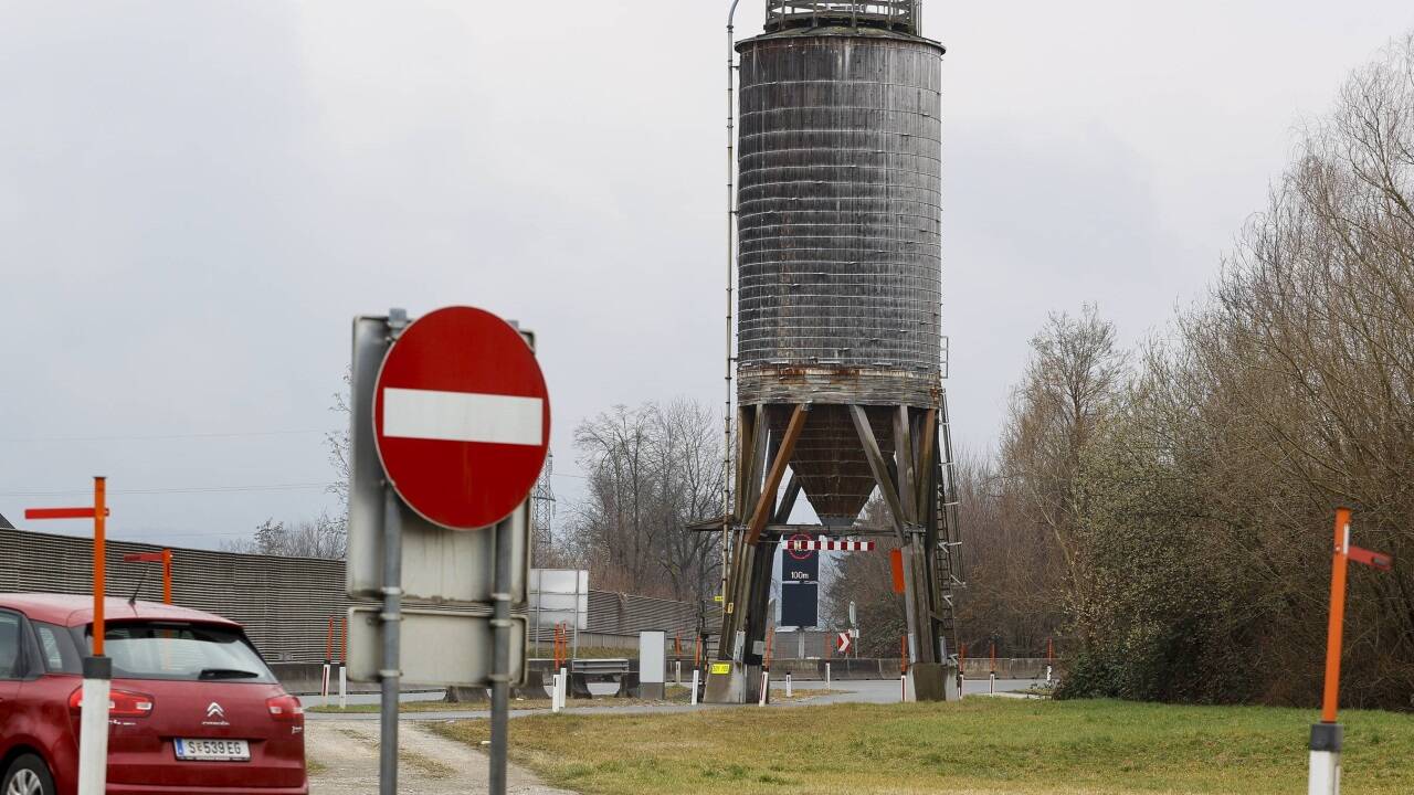 Das alte Salzsilo an der A1 bei Salzburg-West hat ausgedient. Die Asfinag will jetzt zwei neue, größere Silos errichten – auf der anderen Seite der Autobahn.  
