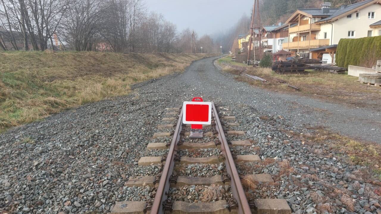 Derzeit enden die Gleise der Pinzgaubahn beim Bahnhof Mittersill. 24 Kilometer Strecke müssen noch aufgebaut werden. Derzeit enden die Gleise der Pinzgaubahn beim Bahnhof Mittersill. 24 Kilometer Strecke müssen noch aufgebaut werden.