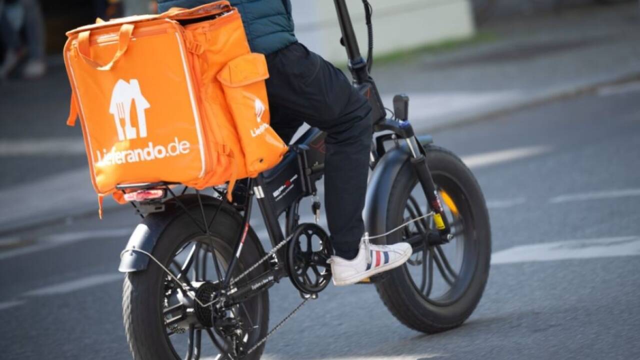 Lieferando-Radler als Teil des Straßenbilds in größeren Städten 