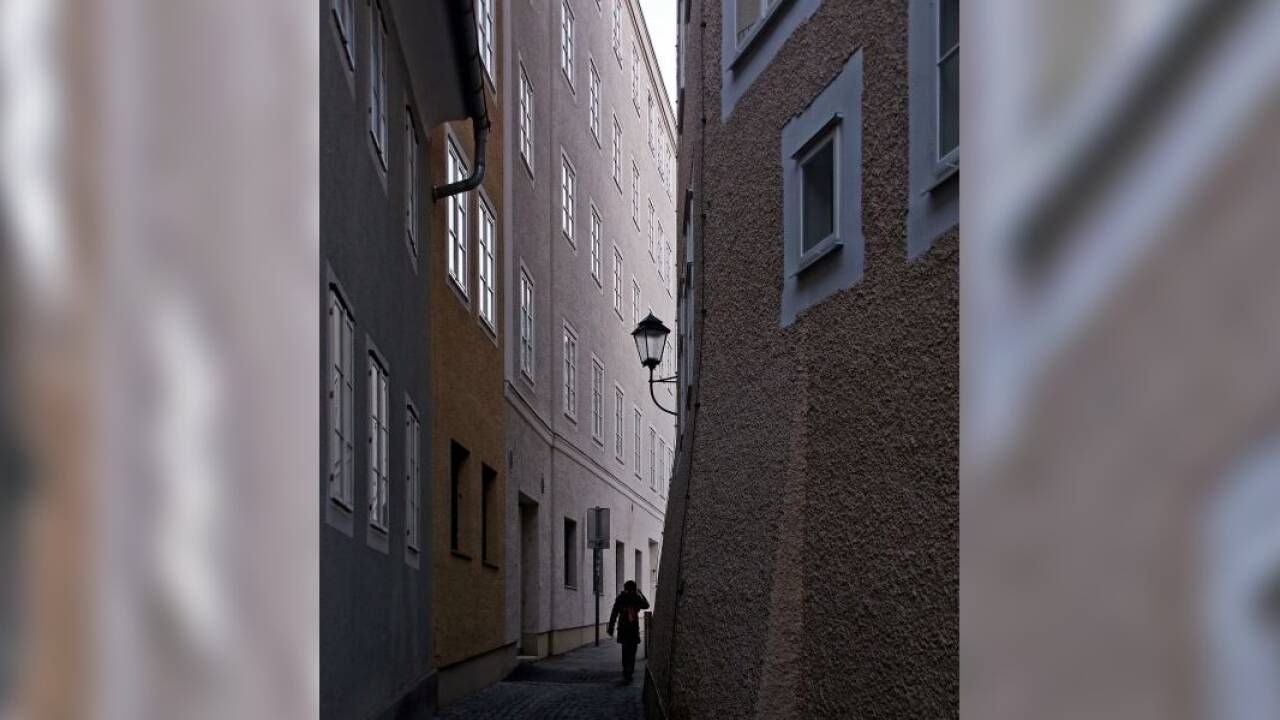 Die Salzburger Fotografin Sandra Hallinger unternimmt seit Jahren ihre Streifzüge durch den Lebensraum Salzburg – und interessiert sich genau für diese Durchblicke, die Abwechslung von Enge und Weite, und setzt beides ins Verhältnis zu den Menschen, die eine Stadt erst zum Lebens-Raum machen. Instagram: asa200_photography. Hier im Bild: Die Pfeifergasse. 
