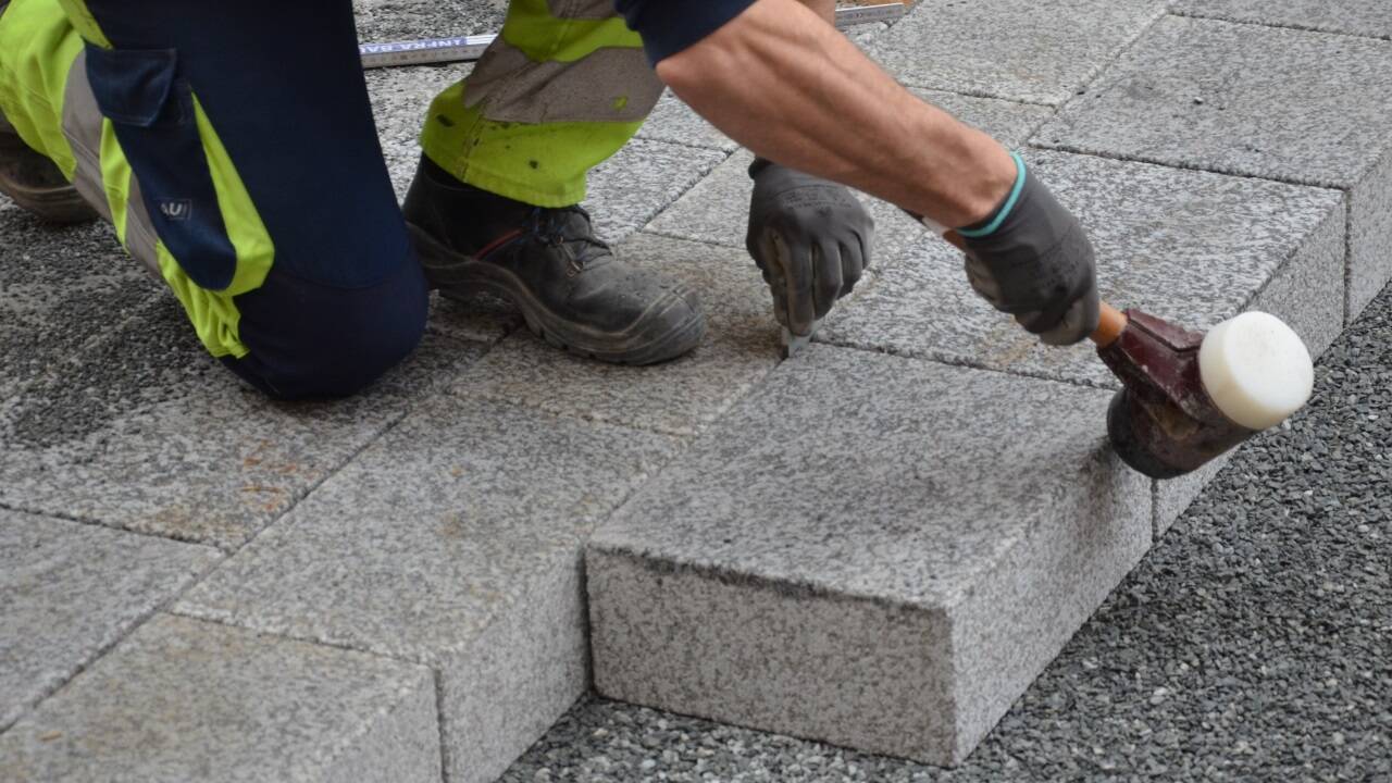 Der bisherige Bodenbelag am Waagplatz wird durch Granitplatten ersetzt. 