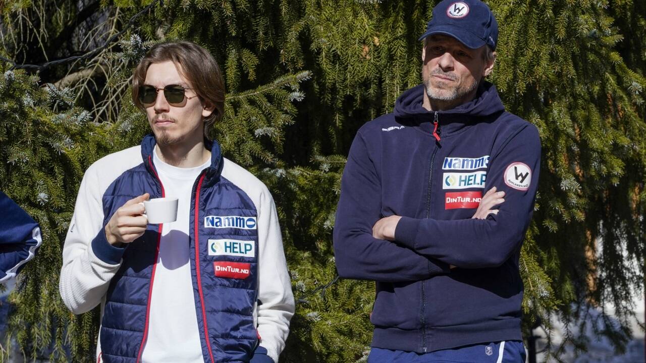 Alexander Stöckl (r., mit Johan André Forfang) betreute Norwegens Skispringer 13 Jahre lang.  