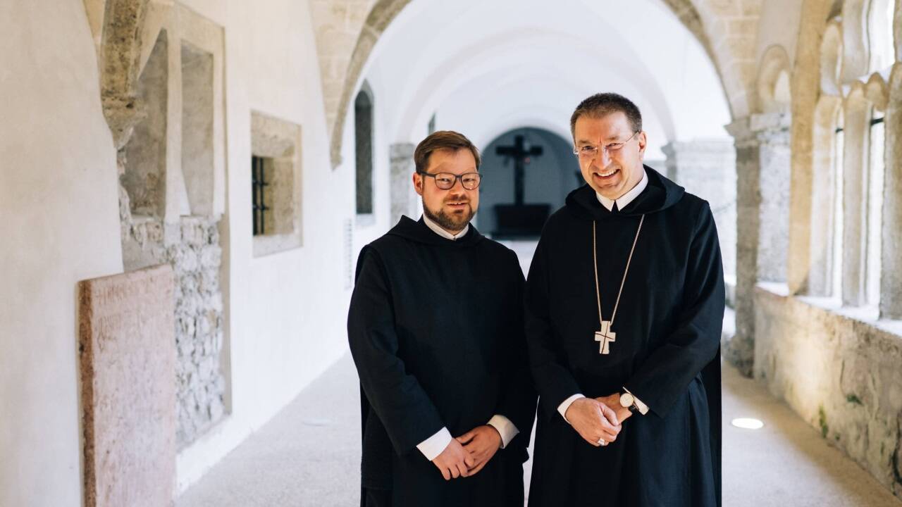 Pater Jakob Auer (links im Bild) wurde im Februar als Nachfolger von Erzabt Korbinian Birnbacher gewählt.  