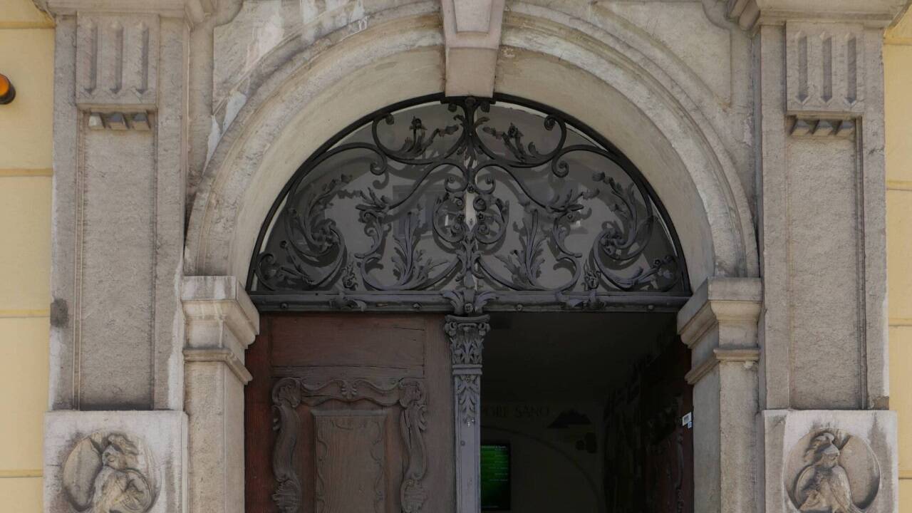 Detailblick auf das Eulenportal.  