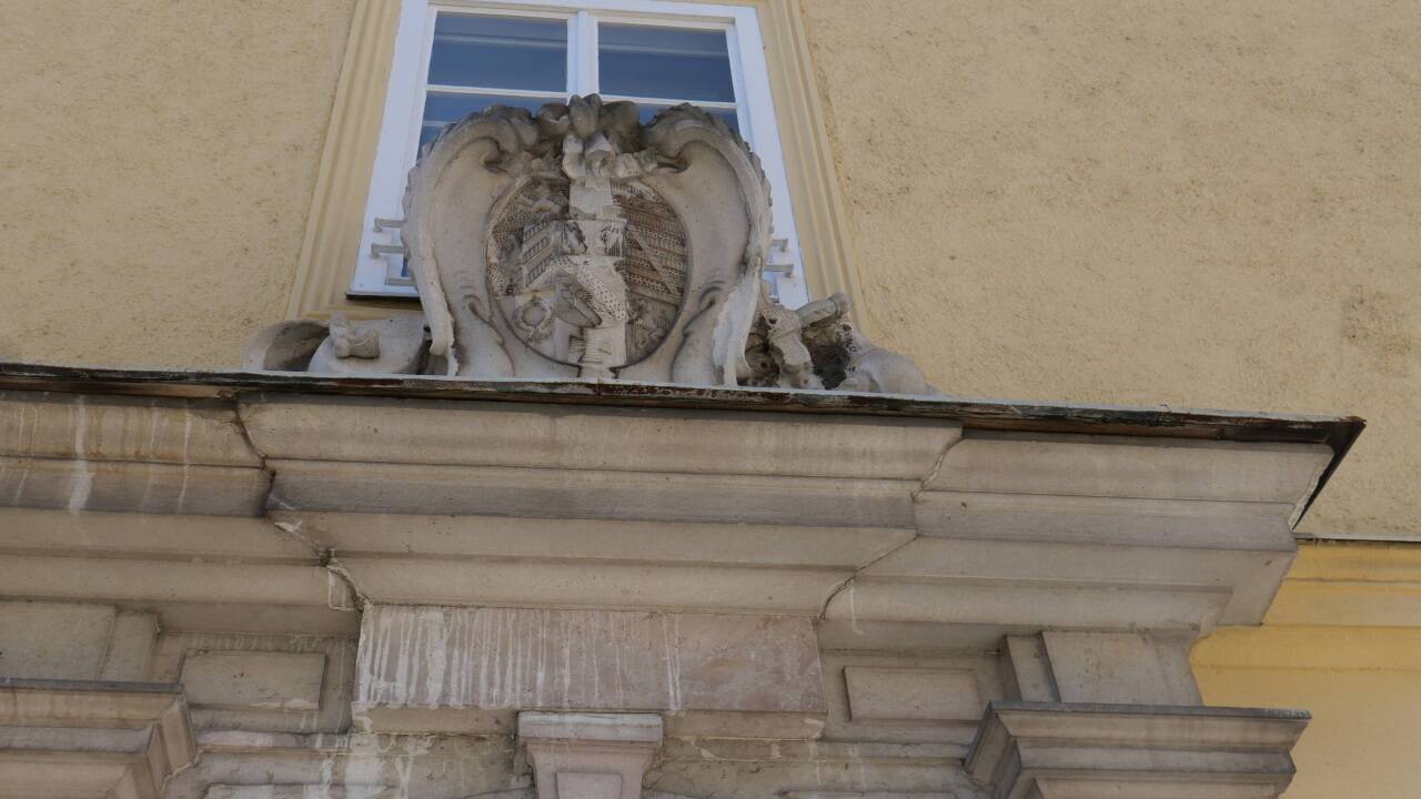 Das fürsterzbischöfliche Wappen schaut schon sehr mitgenommen aus.  