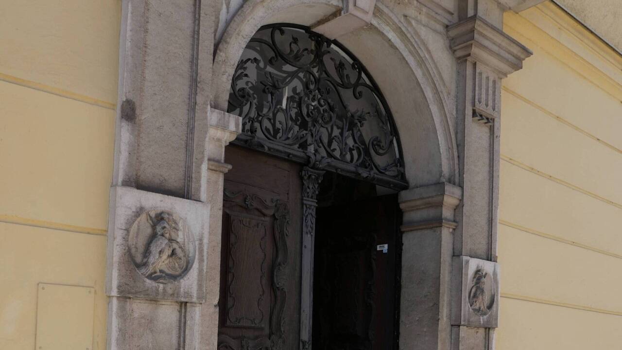 Detailblick auf das Eulenportal.  