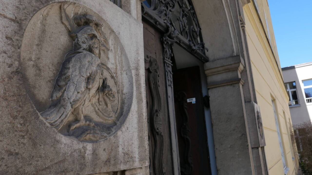 Detailblick auf das Eulenportal.  