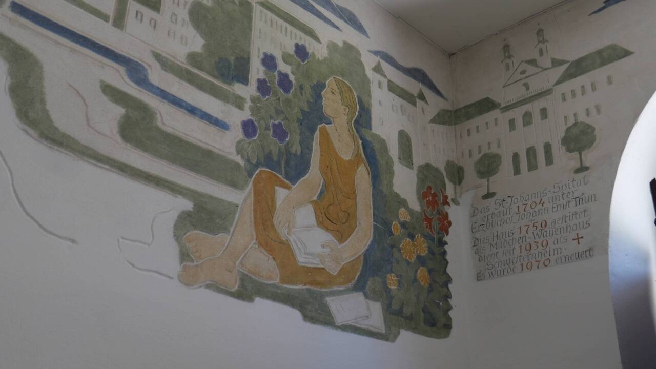 Wilhelm Kaufmanns Fresko im Gebäudefoyer.  