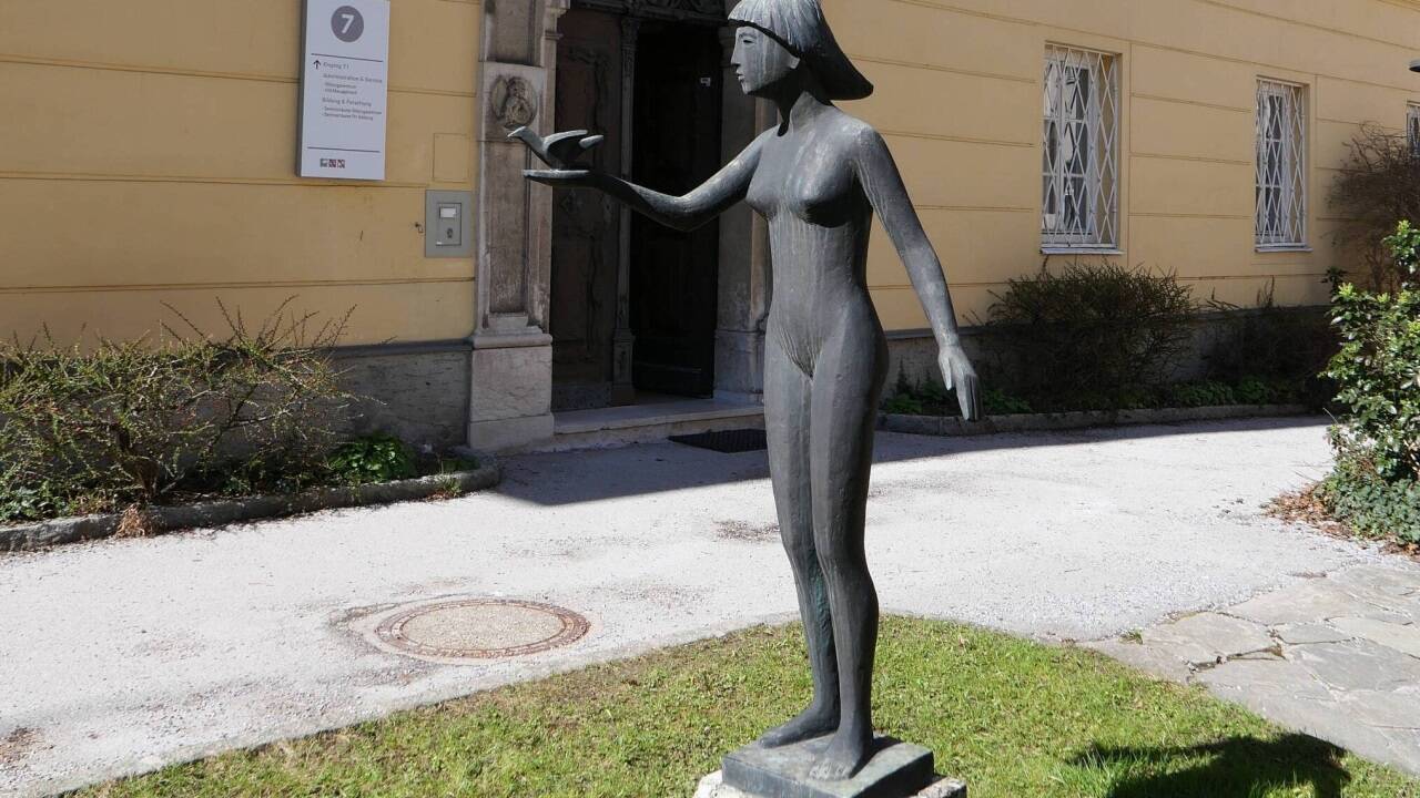 Hilde Hegers „Mädchen mit Vogel“.  