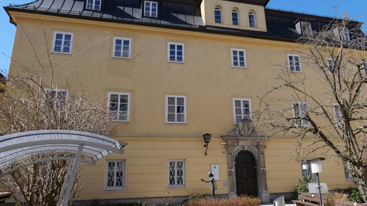 Das ockergelbe Gebäude aus der zweiten Hälfte des 18. Jahrhunderts in Salzburg-Mülln.  